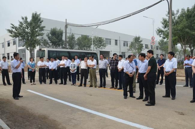 市、區(qū)觀摩團(tuán)到華紡科技產(chǎn)業(yè)園實(shí)地考察